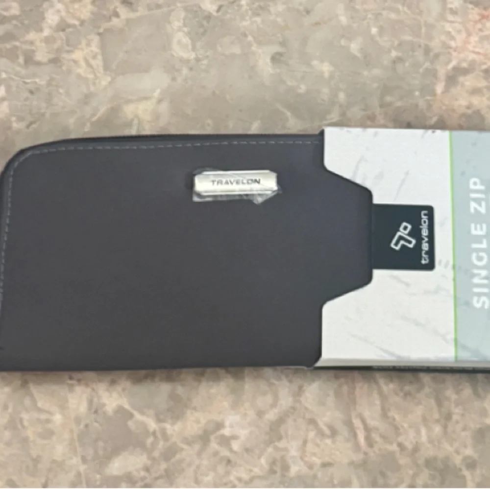 Travelon RFID Blocking Zip Wallet bag